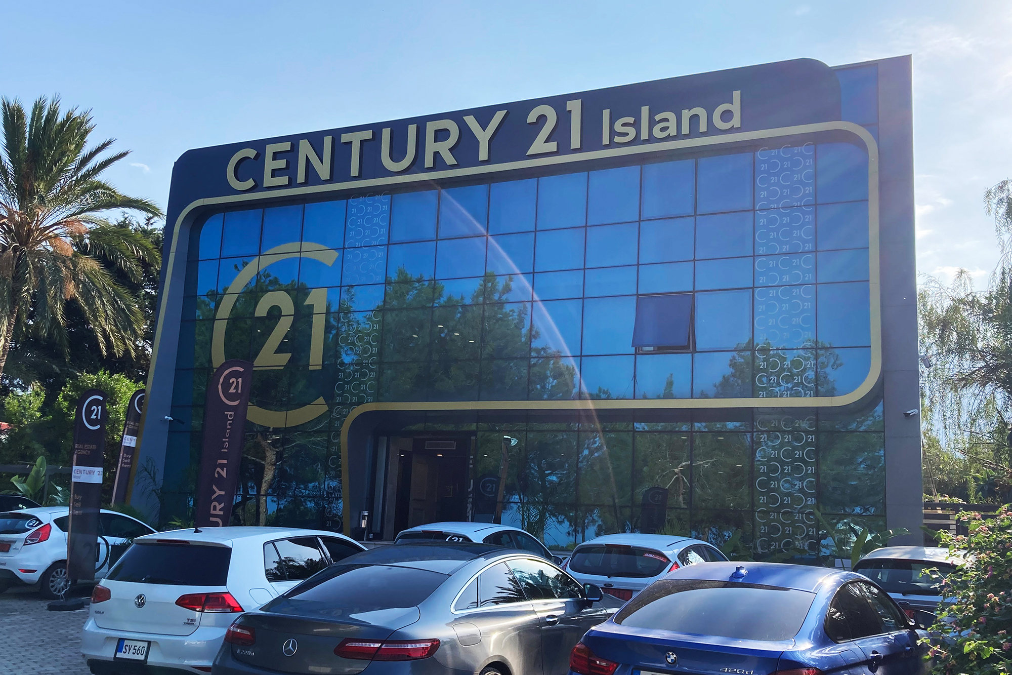 Century 21 Island Yeni Ofisinde